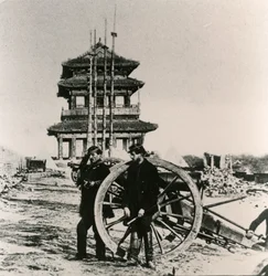 Soldados franceses junto a un cañón en Pekín durante la Expedición Anglo-Francesa a China, 1860